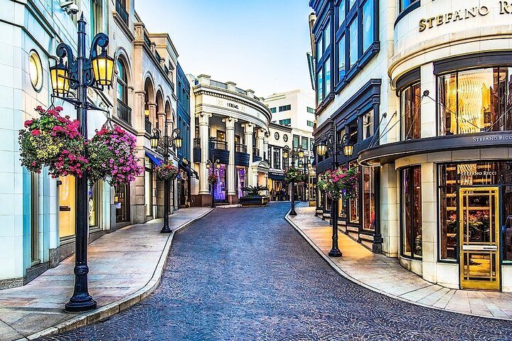 Stroll along the charming streets of Beverly Hills lined with upscale boutiques and elegant architecture perfect for discovering luxury and glamour in Los Angeles.